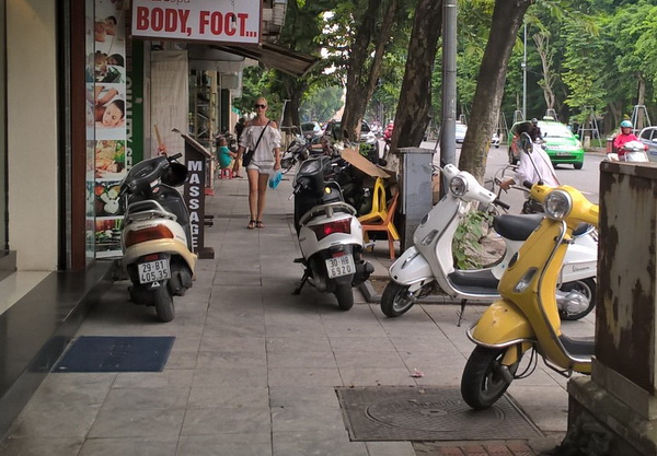 Lấn chiếm vỉa hè Hà Nội – căn bệnh nan y ảnh 1